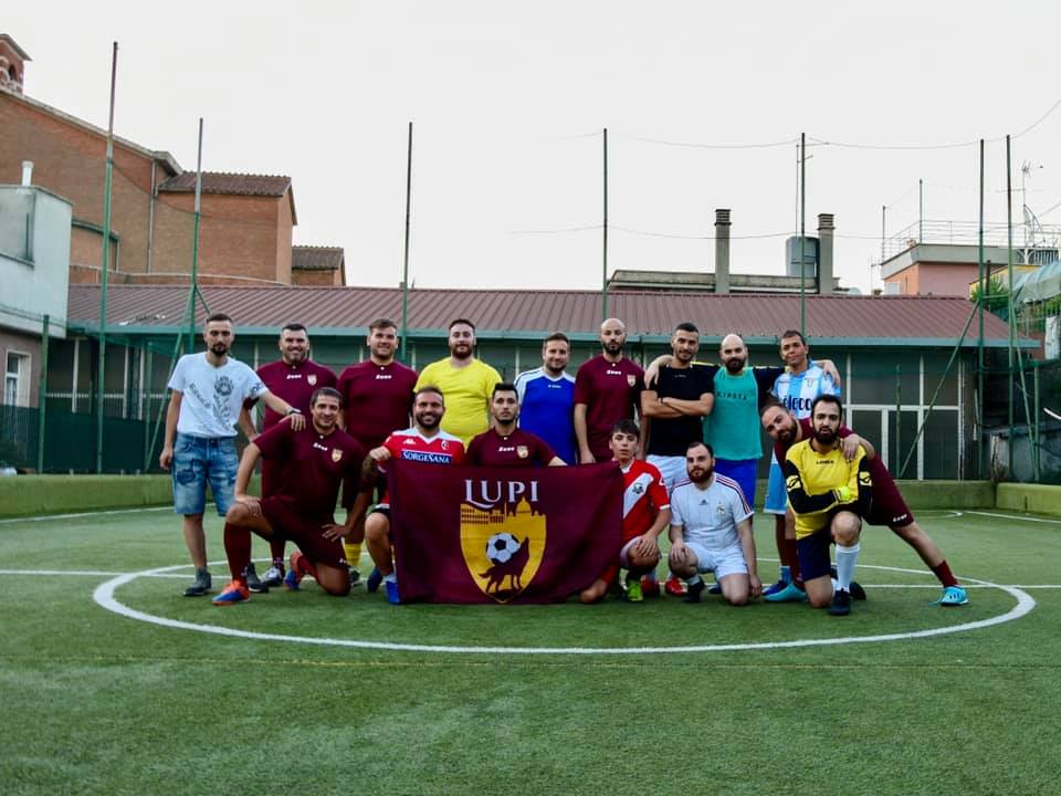 Squadra di calcio a 5 che posa per una fotografia su campo di calcio