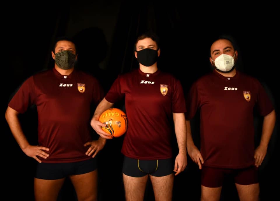 Tre giocatori di calcio in mutande su sfondo nero